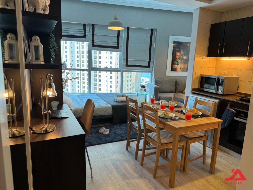 Cozy Marina & Sea View Apt in Bay Central Tower Dubai Marina with Modern Gym & Pool, Steps to Beach & Metro