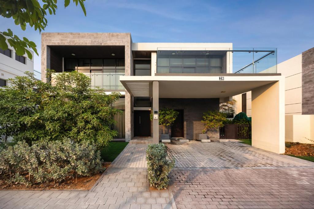 Damac Hills - Villa with Golf Course and Lake View