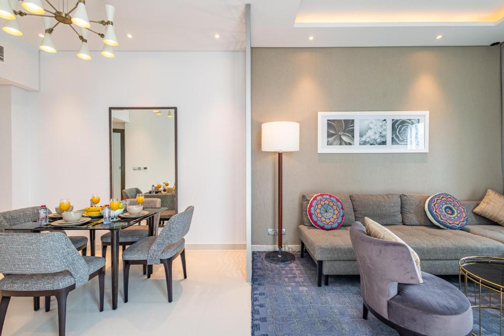Deluxe One-Bedroom Apartment in Business Bay with Burj Khalifa and Canal View