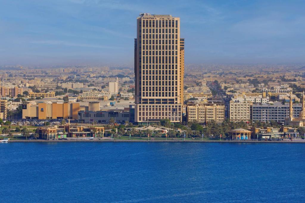 فندق وشقق دبل تري من هيلتون الشارقة، الواجهة المائية