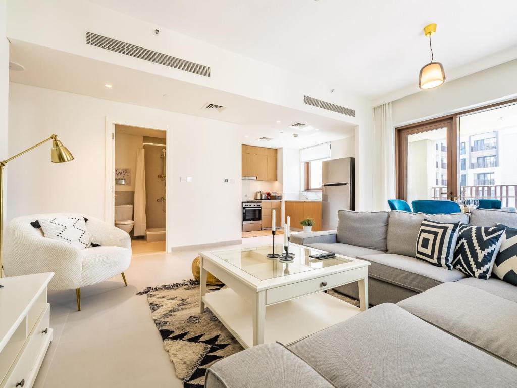 Dubai Creek Gem, Stylish Condo With Two Balconies