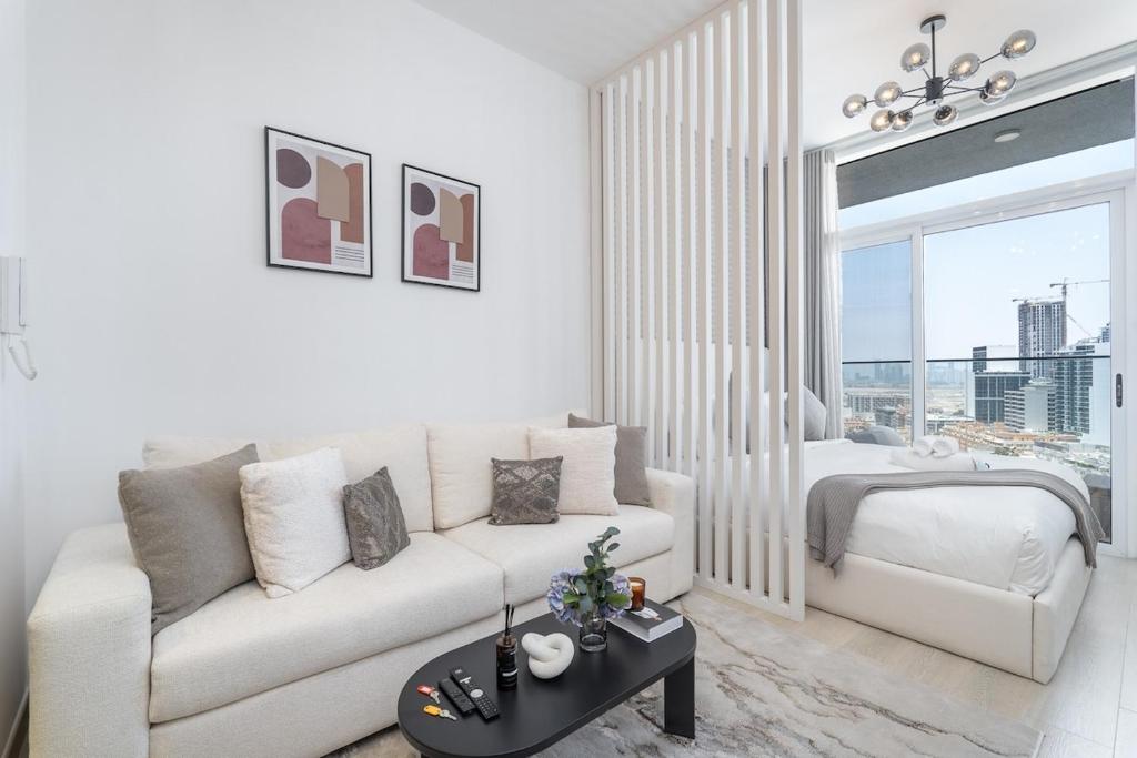 Elegant Studio Apartment with Skyline View in JVC