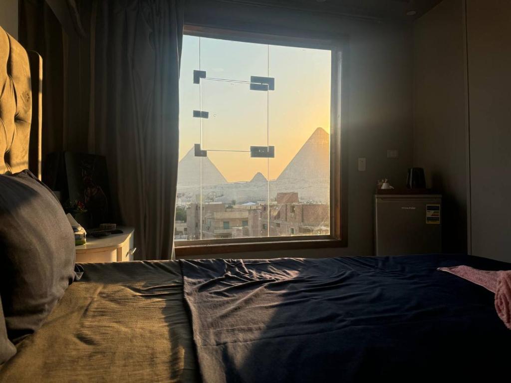 Endless pyramids inn