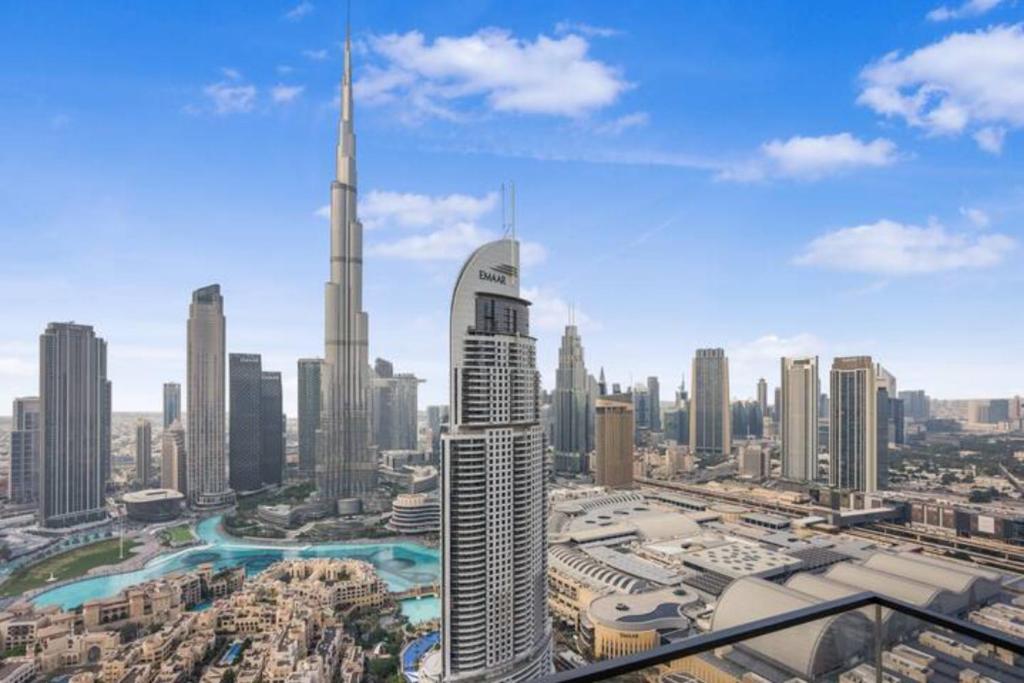 Exclusive 2 & 4 Bedroom Apartments I Burj Khalifa, Fountain and City Views I Free Wi-Fi, Pool, Gym & Parking I by Meerak