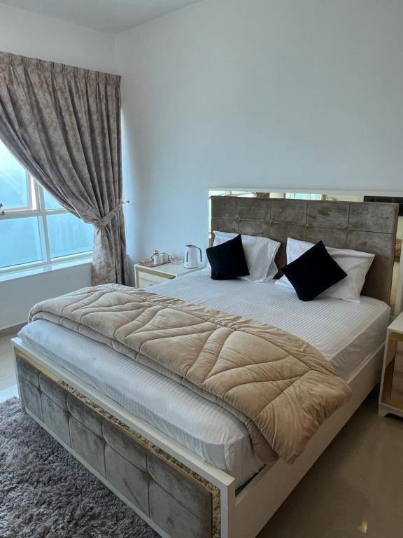 F30,R3,Sunrise on the beach,1room inside 3bedroom apartment,(separate washroom outside)