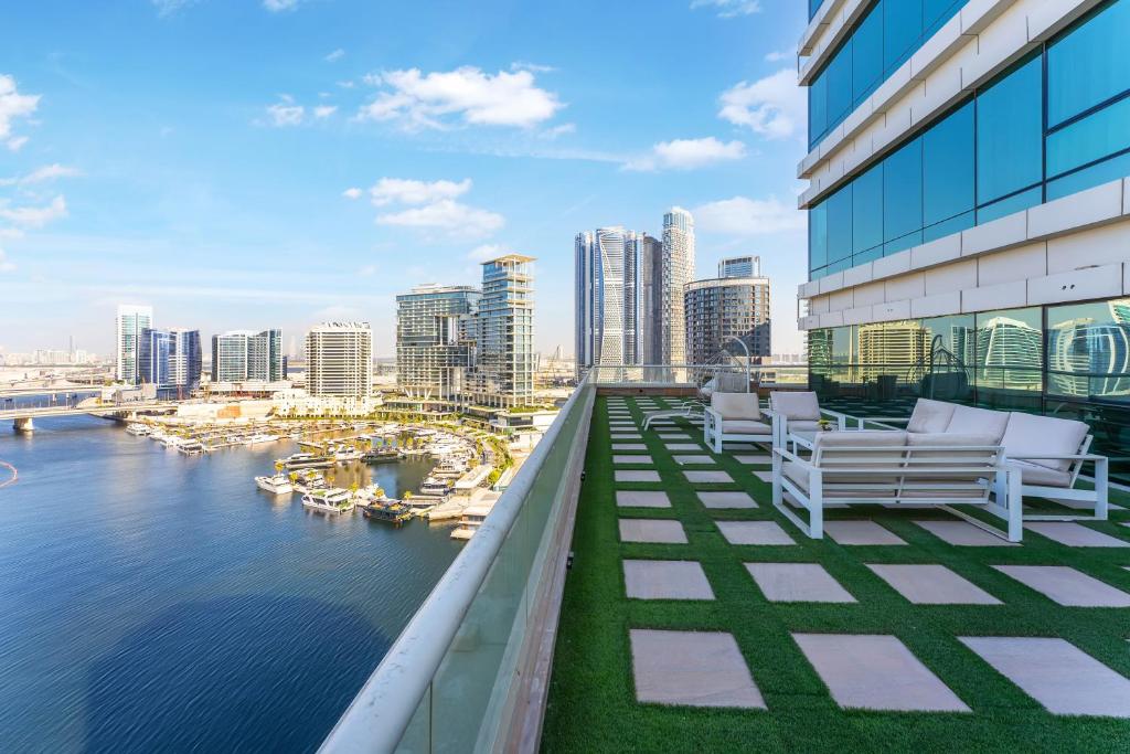 FAM Living - Waters Edge Huge Terrace with Canal Views