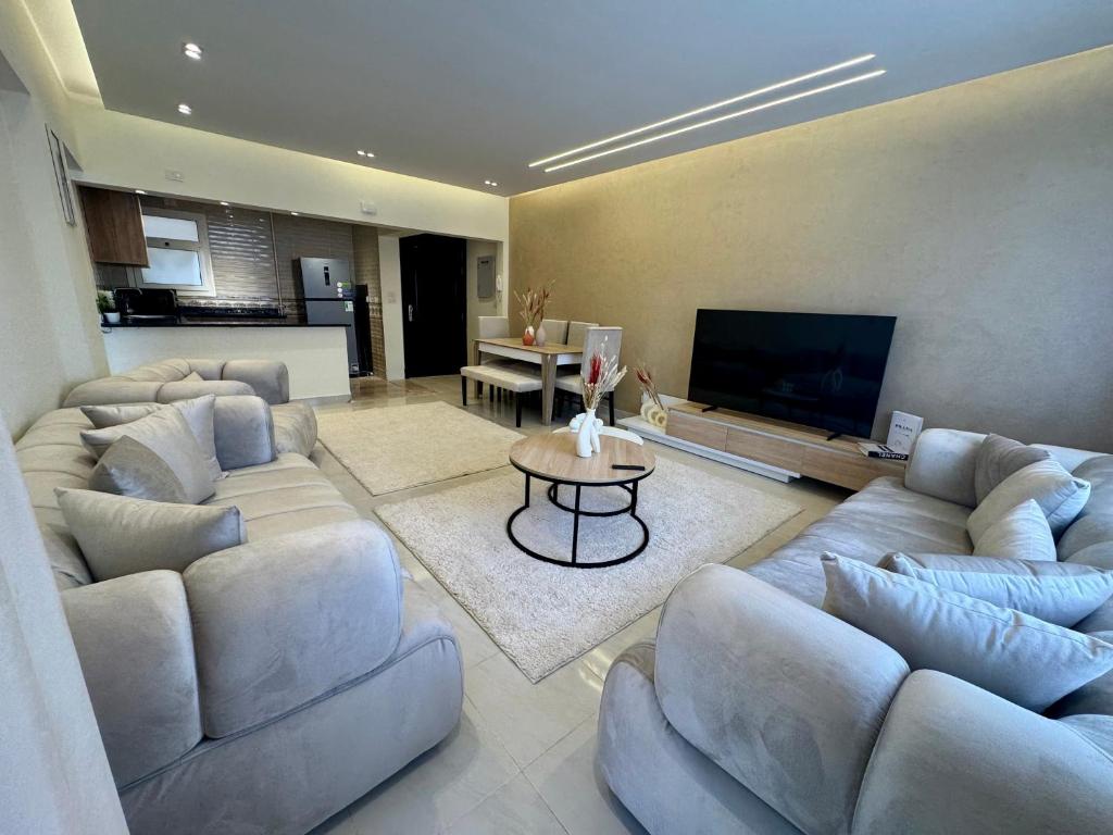 Fancy 2 BDR Apartment In Rehab City