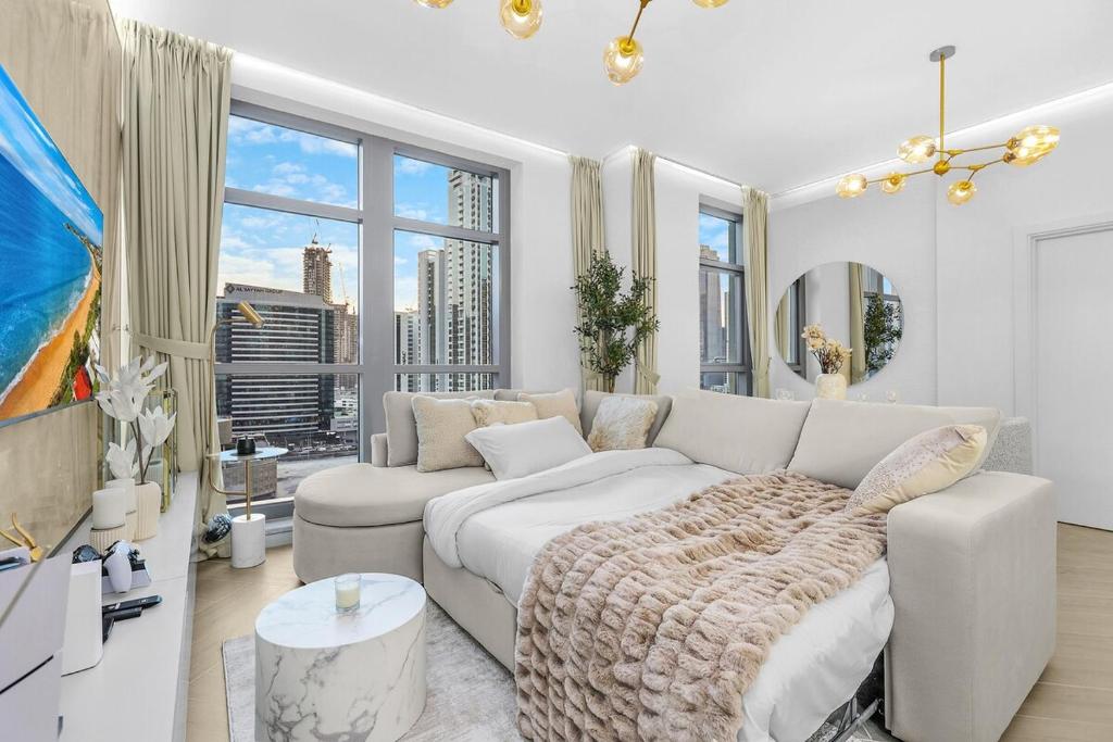 FIRST CLASS 2BR Downtown Lively Getaway