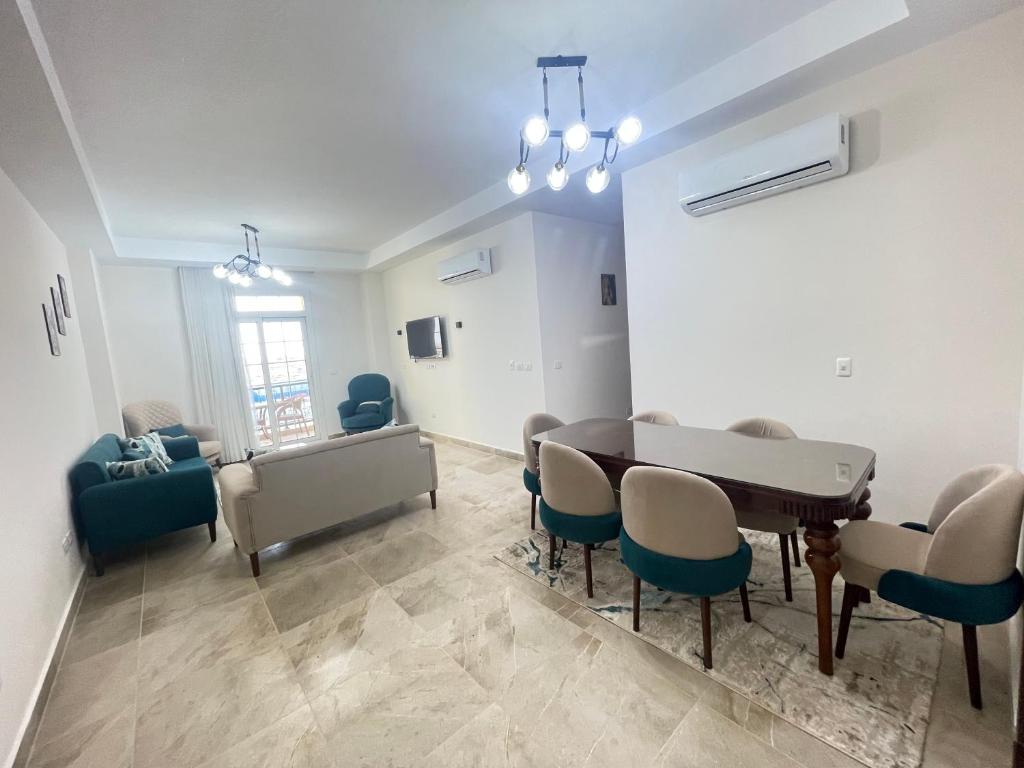 Grand Stylish Two bedrooms Apartment