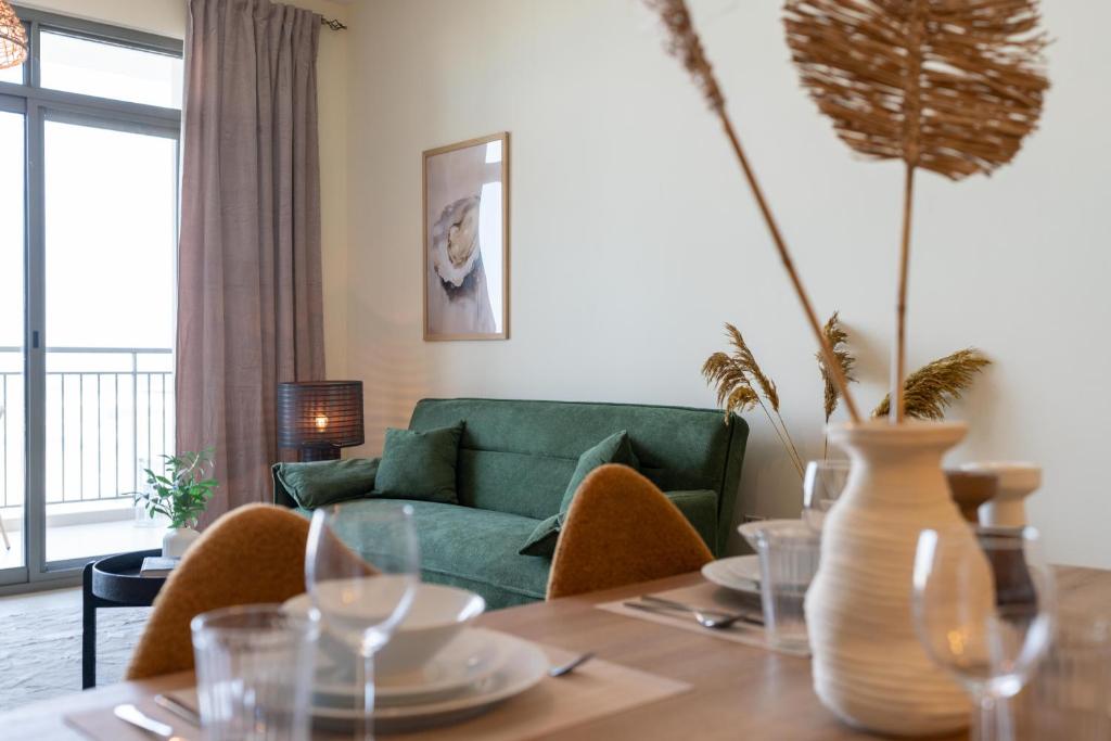 Green Oasis in Dubai - Expat Preferred Community - The Greens - The Views - Perfect for Business and Pleasure - Close to Metro - Park, Lakes and Jogging 1 min walk away - Yoga Classes by the Lake - 4 People - Big Balcony - 3 min drive to Sheikh Zayed Road