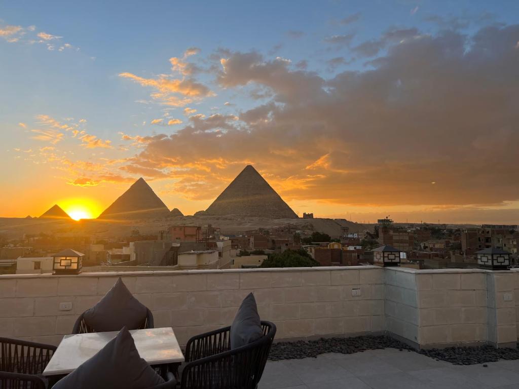 The Sphinx Of Pyramids INN