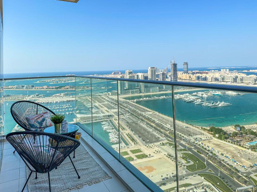 HiGuests - High-rise Apt With Exceptional Palm and Burj Views
