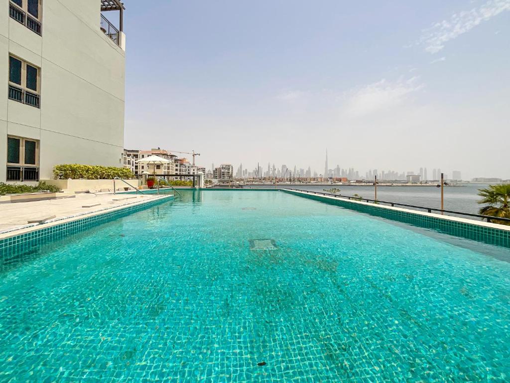 HiGuests - Stylish Waterfront Retreat With Balcony in La Mer