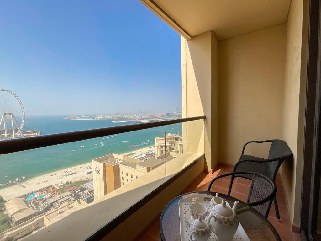 HiGuests - Amazing Sea Views from this 2BR Apt in JBR
