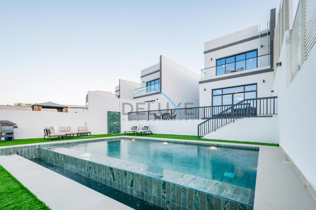 Getaway Price Perfect for Gatherings - Book now! by Deluxe Holiday Homes