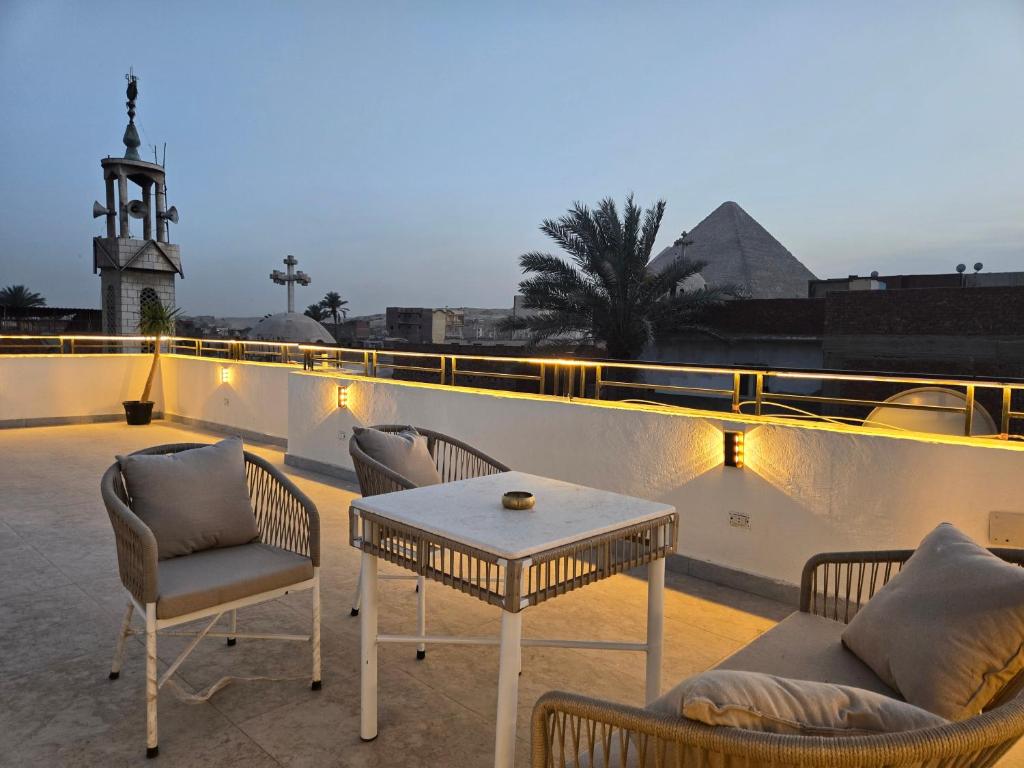 Khufu's Pyramids Inn
