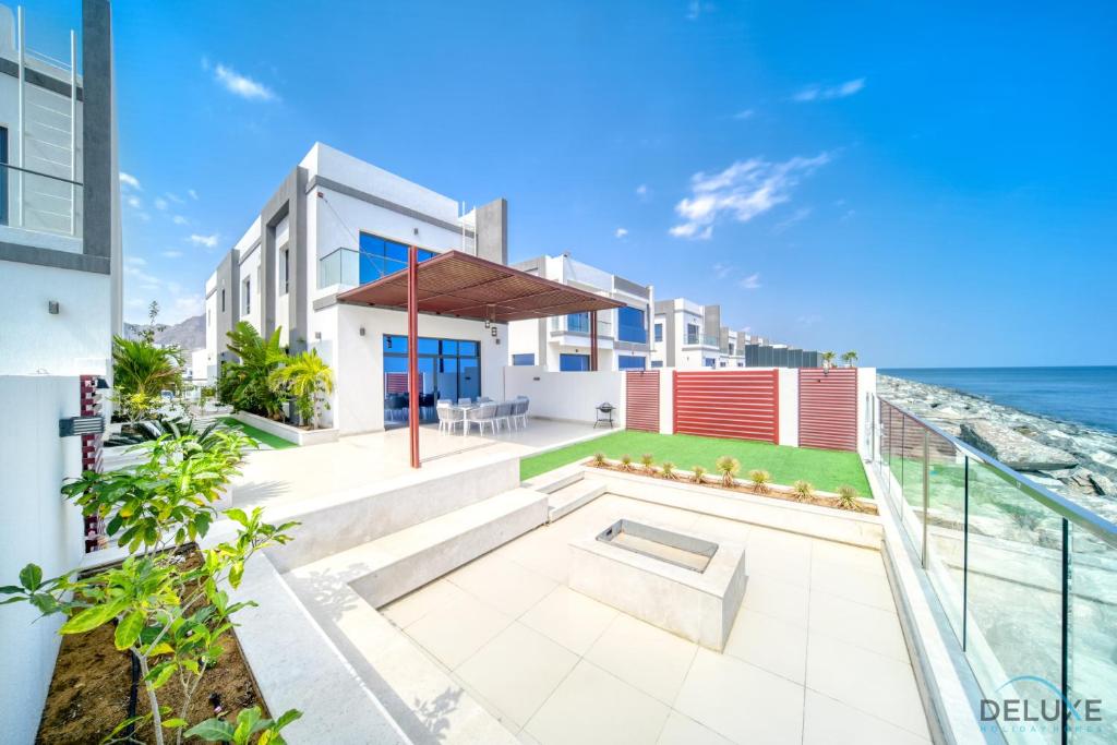Unbeatable Price, Perfect for Groups with Sea Views by Deluxe Holiday Homes