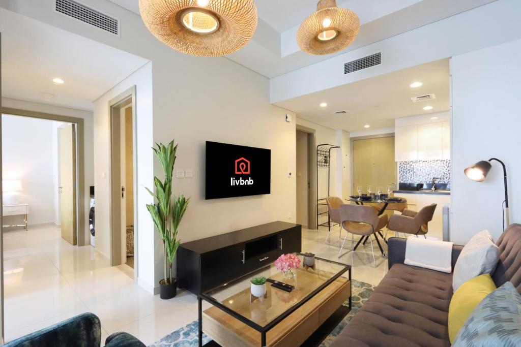 Livbnb - 2B with maid's room Overlooking Sheikh Zayed Road