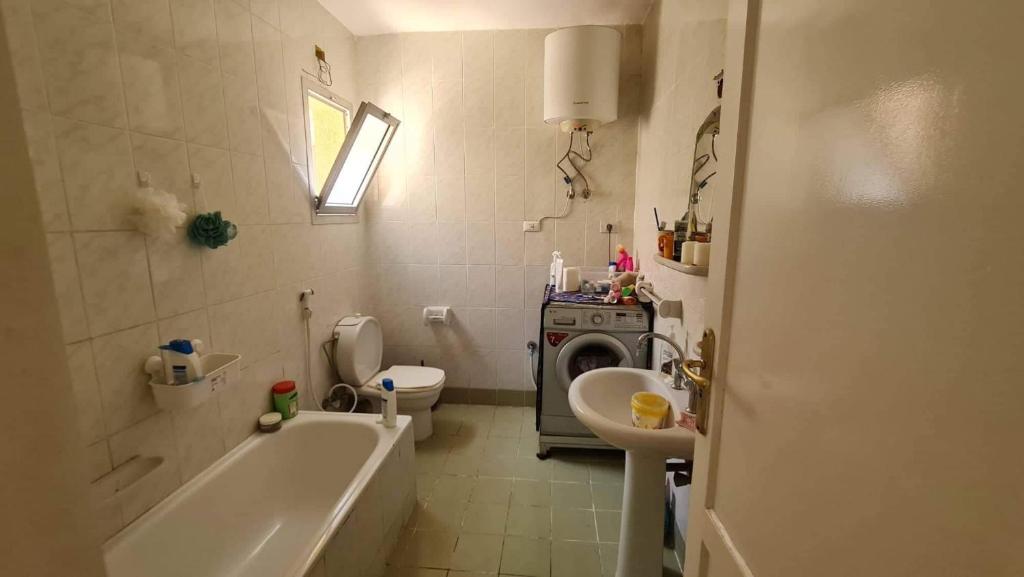 Single bedroom in a shared apartment Girls only hosting family