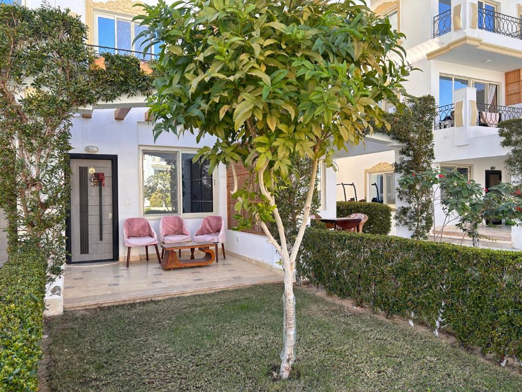 Cosy Studio on the First Floor with lovely Terrace and Personal Garden Area, Pool View and Free Beach Access in Sharm Hills Resort