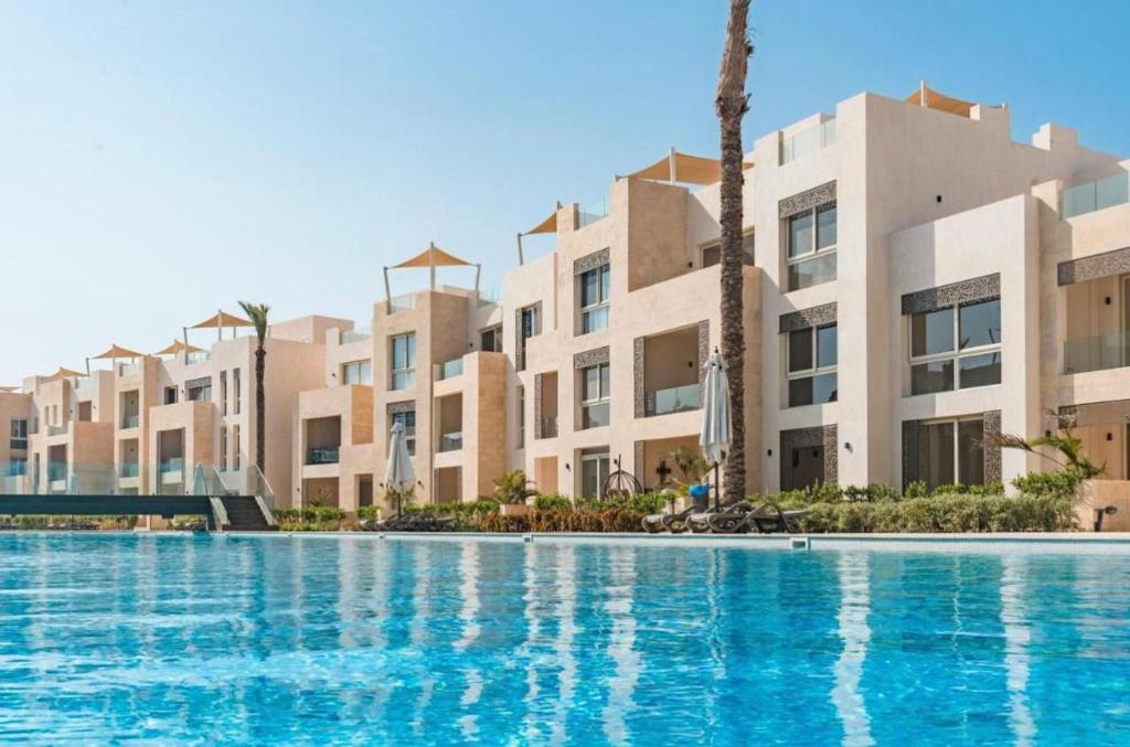 Luxurious Sea view 2 BR & private Garden to the pool at Mangroovy