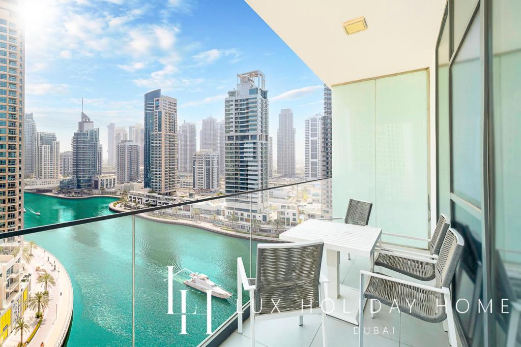 LUX Contemporary Suite with Full Marina View 3