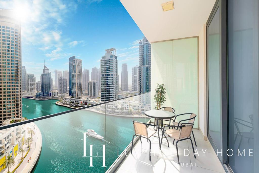 LUX Contemporary Suite with Full Marina View 6