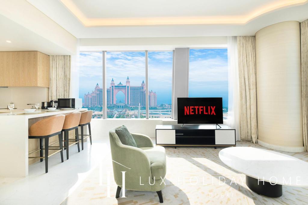 LUX Iconic Views at The Palm Tower Suite 4