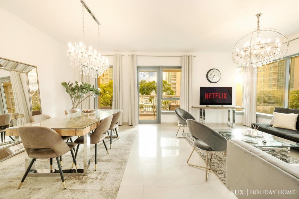 LUX - The Downtown Blvd Suite