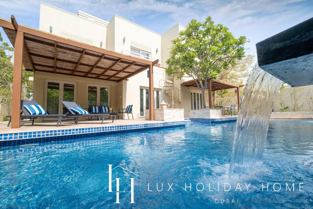 LUX The Meadows 5 Bed Villa