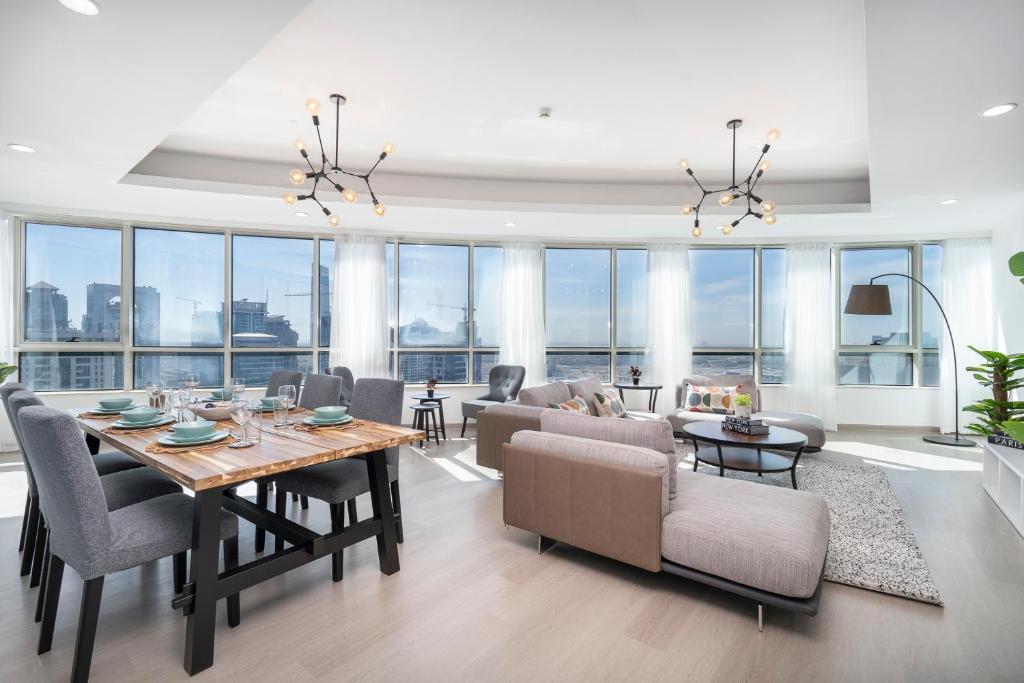 Heaven Crest Vacation Homes Dubai Marina - 4 Bedroom Suite with Marina View near JBR Beach, Free Parking, Wi-Fi, Gym and Pool