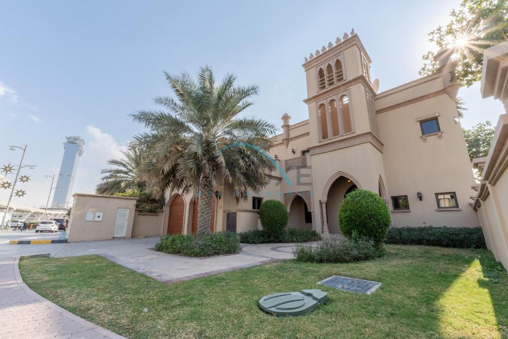 Luxurious 4BR Villa with Assistant Room in Canal Cove, Palm Jumeirah by Deluxe Holiday Homes