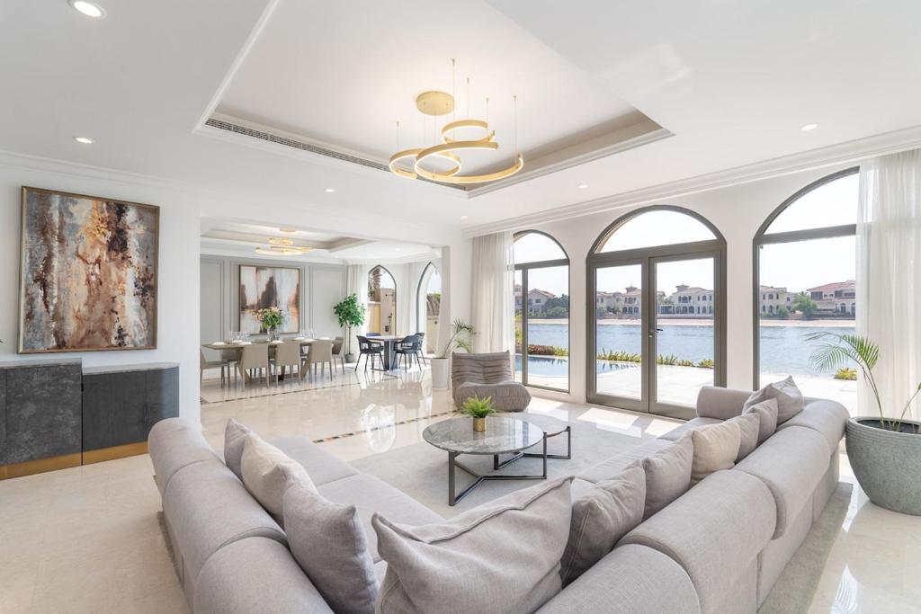 Luxurious 5-Bedroom Villa on the Beach with Private Pool at Palm Jumeirah