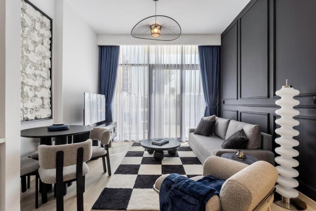 Luxurious Brand New 1br Huge Balcony Azizi 37