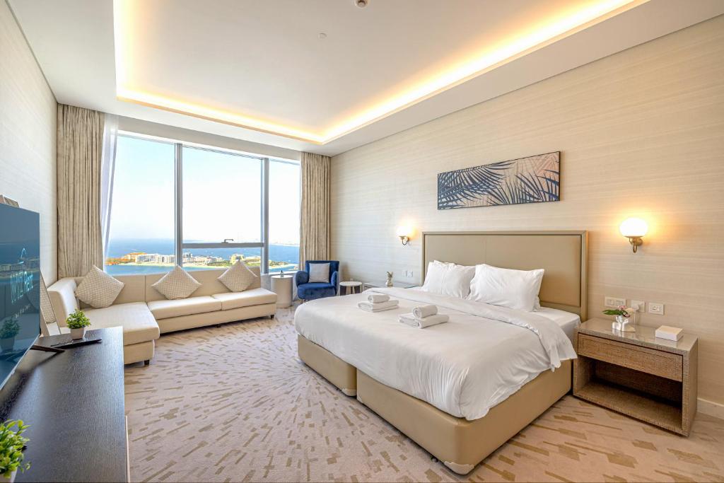 Opulent Studio in Palm Tower with Sea View
