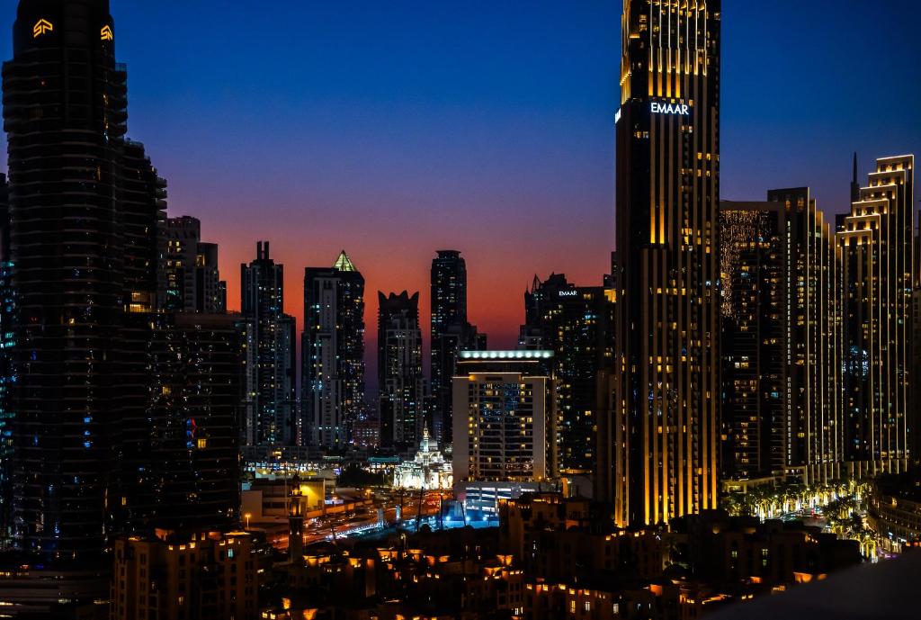 Luxury 3BR Burj Khalifa View Infinity Pool Spa Gym