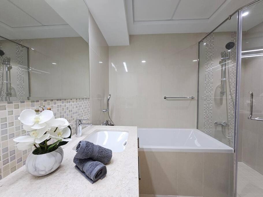 Luxury downtown apartment with Burj Khalifa View