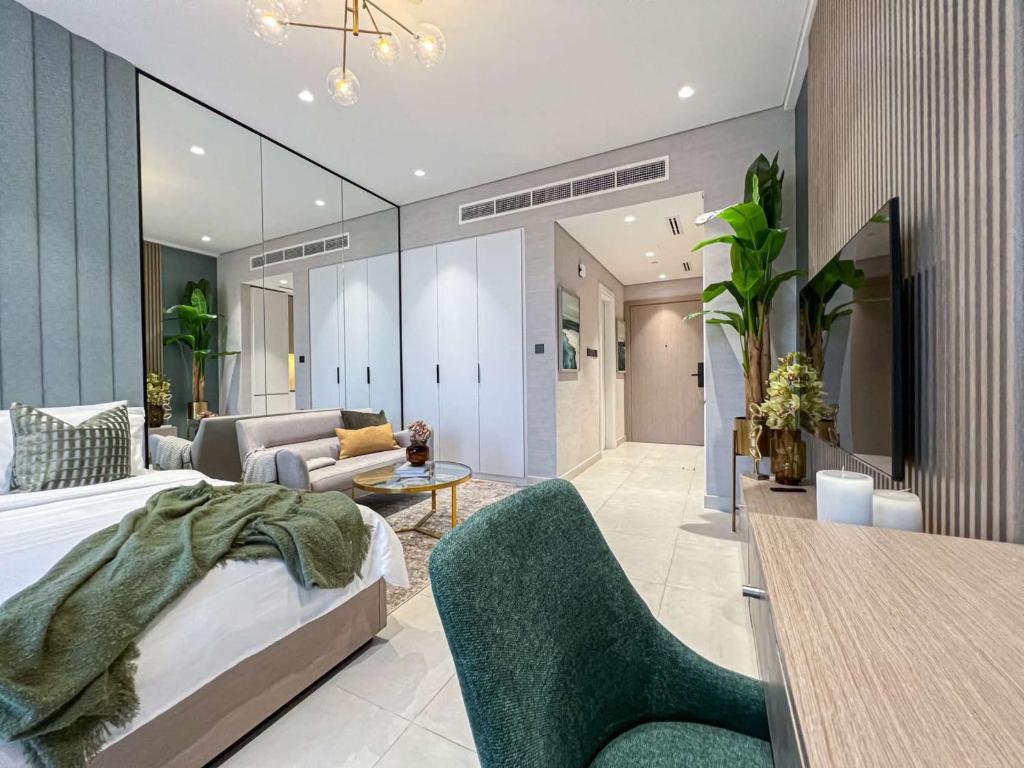Bright New Studio with Pool & Gym Access, 5 min from Gardens Metro