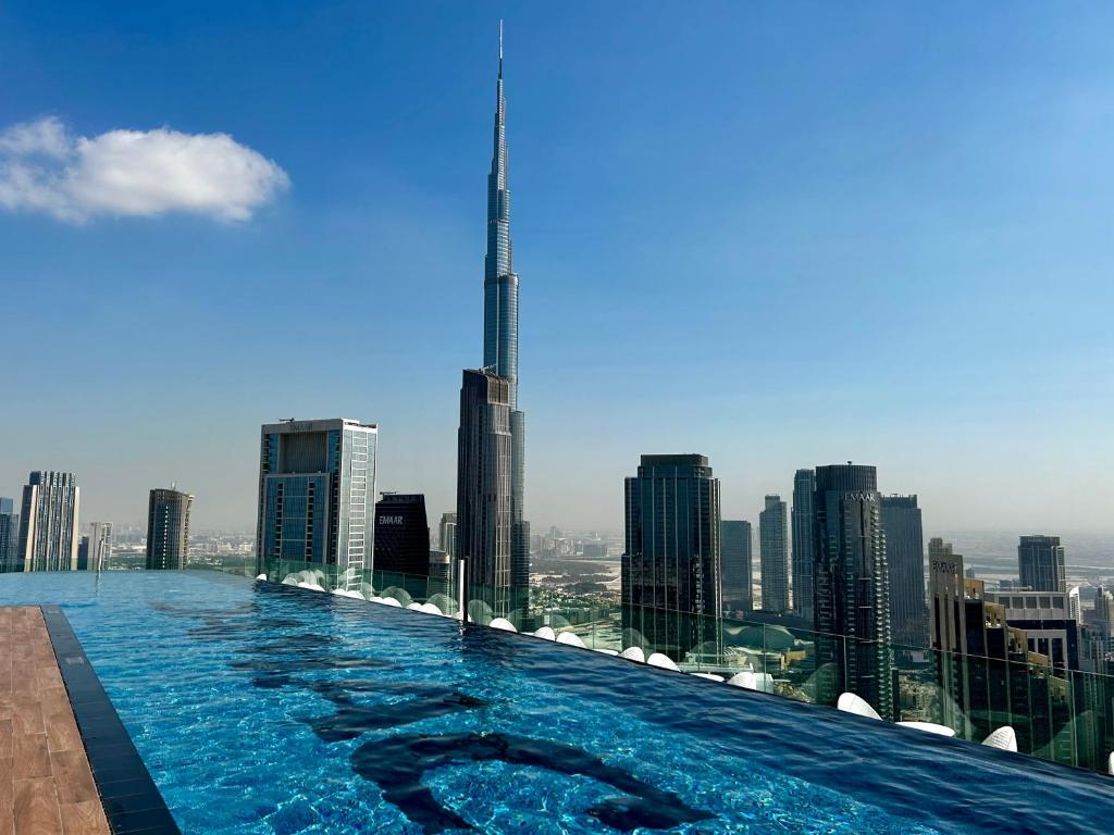 Luxury Stay with Burj Khalifa Views & Infinity Pool