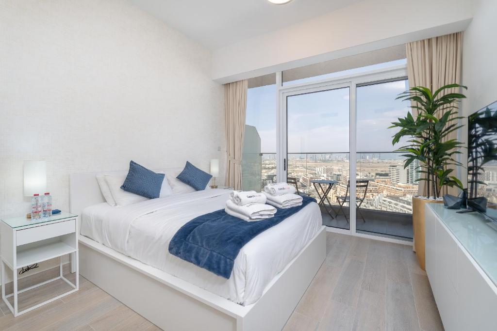 Marina & Downtown Views in Modern Studio - JVC