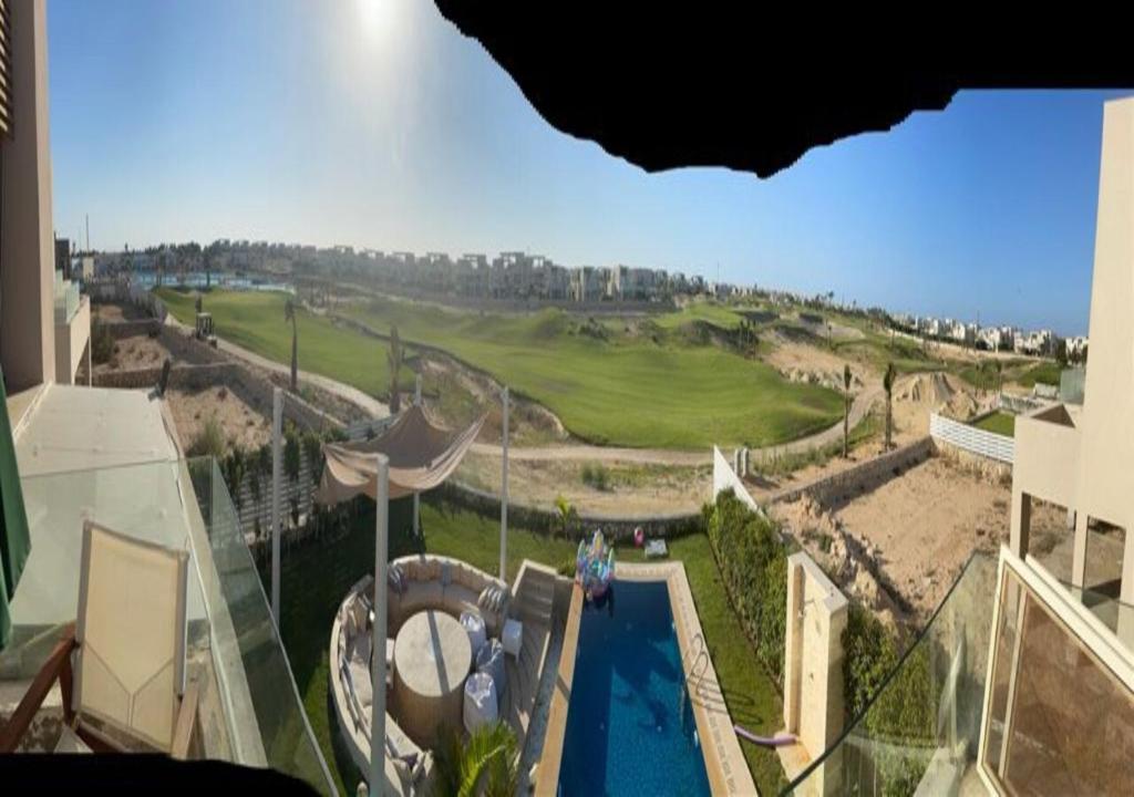 مهرب أنيق بجوار البحر
