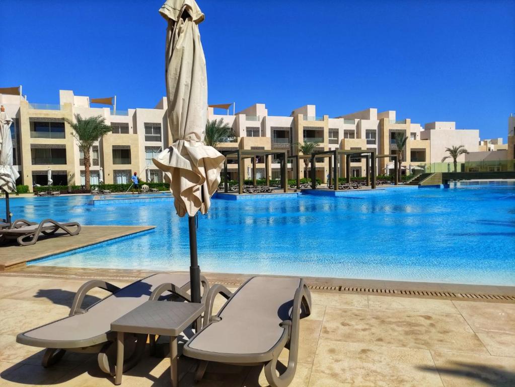 Apartment with large terrace & nice pool area