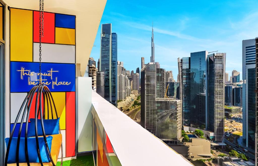 New 1BR, Burj Khalifa View, TOP Floor, 8min to Dubai Mall