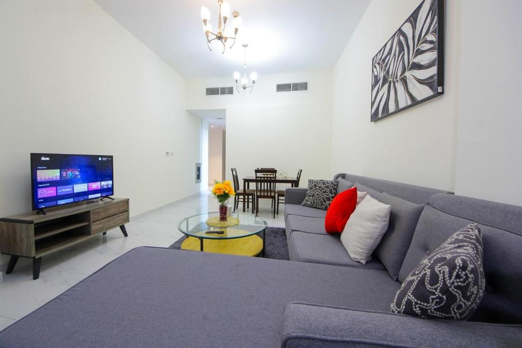 Modern 1BR Apartment with City Views in JVC