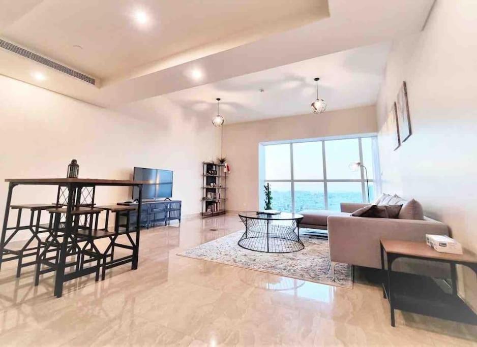 Modern and Spacious1 BR near Downtown WTC and Metro