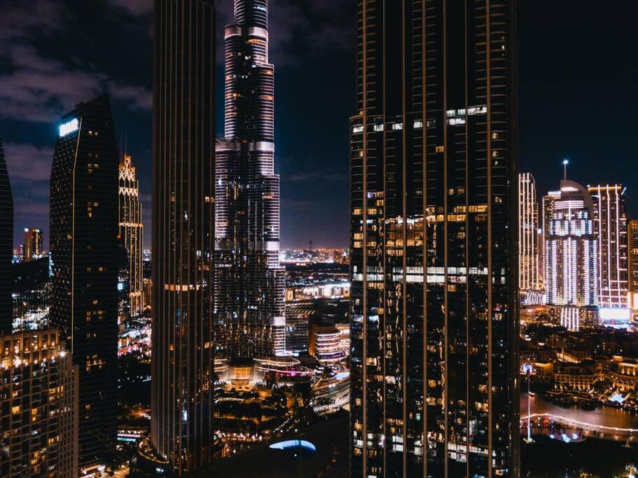 Modern High Rise 2BR Apartment with Burj Khalifa Views, Steps from Dubai Opera and Near Dubai Mall