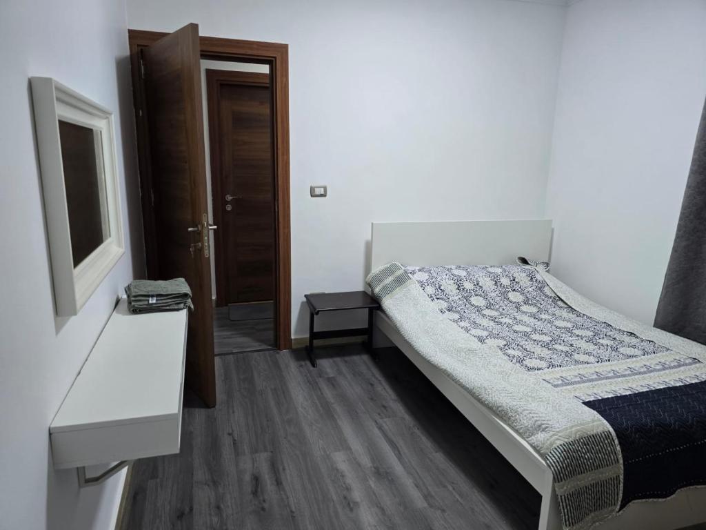 El-Shaikh Zayed, 6 october 3BHK flat- families only