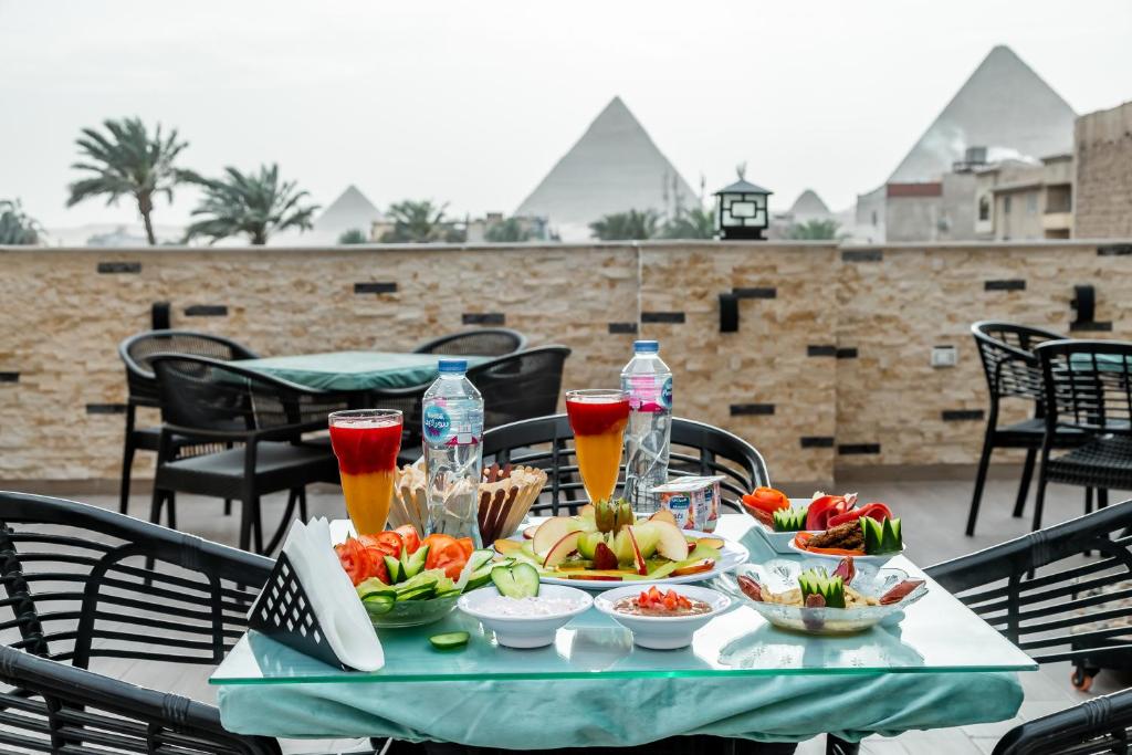 Night Pyramids Inn Hotel