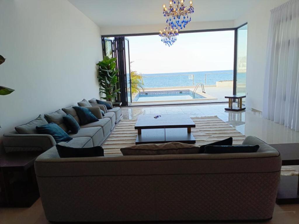 Oceanfront Villa 5 BR Private pool seaview - Al Dana Island Fujairah