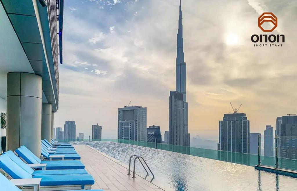 Paramount 2 Bed Apt, Roof Top Bar and Pool overlooking Burj, Triple Balcony, Fully Equipped, Free Toiletries, Full Kitchen, 2 and half Bathrooms, Ground Floor Supermarket, Influencers Haven, Sunrise and Sunset Views over the Sea From All Balcony